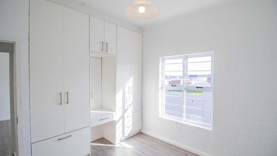 4 Bedroom Property for Sale in Hoogland Western Cape
